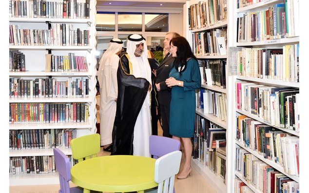 Le ministre de la Culture, Cheikh Nahyan bin Mubarak Al Nahyan, dans la bibliothèque de l'Alliance Française.